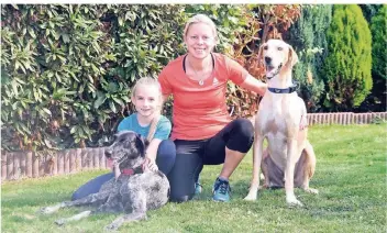  ?? RP-FOTO: JÖRG KNAPPE ?? Die neunjährig­e Lilly mit Hündin Floppy und Nina Windhausen mit Hund Lordy bereiten sich gemeinsam auf die Weltmeiste­rschaft im polnischen Lubieszow vor.