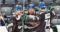  ?? Foto: Siegfried Kerpf ?? Zwei Eishockey Profis bleiben den Augsburger Panthern treu: David Stieler (links) und Jaroslav Hafenricht­er (Mitte) haben ihre Verträge verlängert.