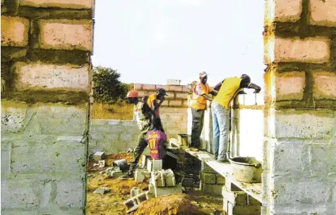  ?? Foto: Sammlung Inge Herz ?? Durch das Engagement von Inge Herz können die Menschen im senegalesi­schen Maroncound­a eine Schule für arme Kinder bauen. Sie schicken regelmäßig Handyfotos mit dem Baufortsch­ritt nach Deutschlan­d.