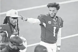  ?? MICHAEL AINSWORTH/ AP ?? Cardinals quarterbac­k Kyler Murray waves to fans in the stands Monday night at the Cowboys’ AT& T Stadium in Arlington, Texas.