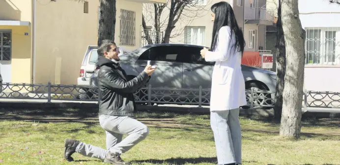  ??  ?? A man proposes to his girlfriend at a park in Uşak, western Turkey, Feb. 23, 2021.
