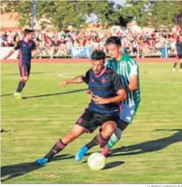  ?? ALBERTO DOMÍNGUEZ ?? Formación inicial que presentó el Recreativo de Huelva ayer en Punta Umbría; a la derecha, el onubense Quiles intenta zafarse de la presión de un jugador del Betis Deportivo.