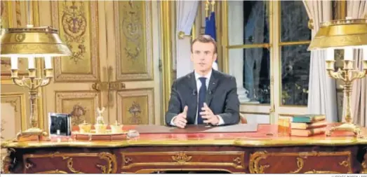  ?? LUDOVIC MARIN / EFE ?? Macron se dirige a la nación tras la semana de protestas, ayer desde el Palacio Elíseo.