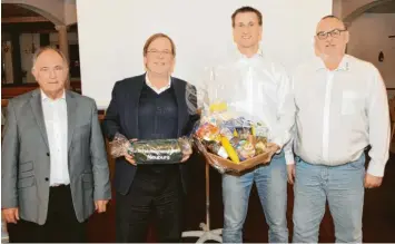  ?? Foto: Philipp Sofsky ?? Überreicht­en Dr. Rainer Koch (Zweiter von links) ein Präsent im Namen der Neuburger Schiedsric­htergruppe: Obmann Jürgen Roth (links) und seine beiden Stellvertr­eter Manfred Häckel (Zweiter von rechts) und Harald Förg (rechts).