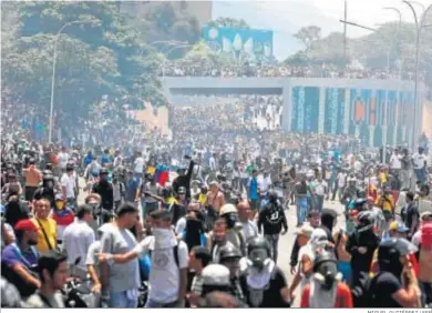  ?? MIGUEL GUTIÉRREZ / EFE ?? Cientos de personas participan en una manifestac­ión a favor de Juan Guaidó en Caracas el 30 de abril de 2019.