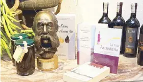  ??  ?? The father of Italian cooking: A bust of Pellegrino Artusi and editions of his books