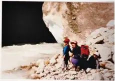  ?? (COLLECTION PRIVÉE) ?? En 1984, Jacques Dubochet a changé de vallée. C’est au fond du val d’Hérens qu’il aime désormais se rendre. Ici, sa femme, Christine, et ses enfants découvrent les moraines du glacier du Mont-Miné.