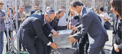  ??  ?? Ayer fue instalada la primera piedra del emblemátic­o proyecto que busca promover la paz y el diálogo.