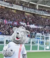  ?? ANSA ?? Festa Alessandri­a: la mascotte davanti ai tifosi grigi