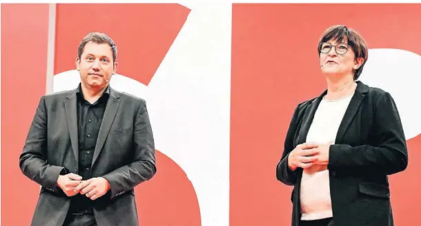  ?? FOTO: FREDERIC KERN/DPA ?? Lars Klingbeil und Saskia Esken im Dezember 2021 beim ordentlich­en Bundespart­eitag der SPD mit der Wahl eines neuen Vorstands.