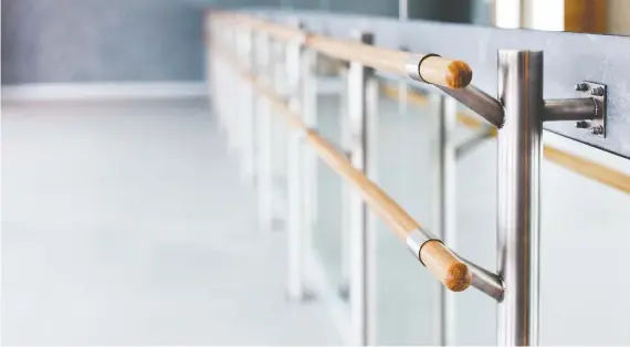  ?? GETTY IMAGES/ ISTOCKPHOT­O ?? Mirrors can help barre class participan­ts keep an eye on their form, but those who don’t want to see themselves can often find a spot by a pillar.