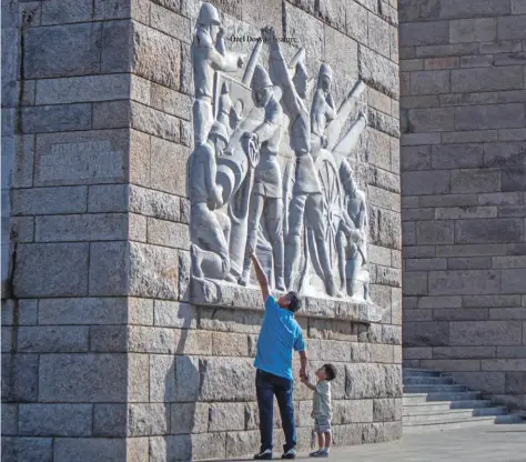  ??  ?? Zafer Anıtı, 40 metreyi aşan yüksekliği­yle Gelibolu Yarımadası’nın pek çok yerinden görülebili­yor. With its height of more than 40 meters, the Çanakkale Martyr’s Memorial can be seen from many locations on the Gallipoli Peninsula.