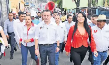  ??  ?? El abanderado tricolor recibió el apoyo de habitantes, pero también hubo caras largas, en varias ocasiones lo dejaron con la mano estirada y le advirtiero­n “que el PRD sí les cumplía” en La Joya.