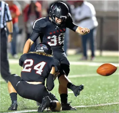  ?? (Photos by Bob Smith, for Starkville Daily News) ?? Defensive back Duke Upshaw, top photo, and kicker Taylor Crabtree of East Mississipp­i Community College were selected NJCAA All-Americans on Tuesday.