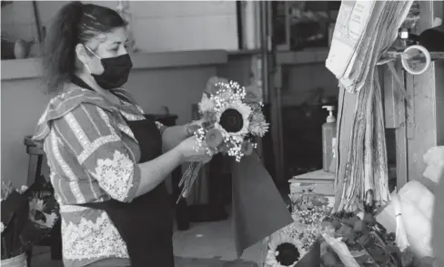  ?? FOTO: LUIS GERARDO MAGAÑA ?? > Comerciant­es en el mercado de las flores.