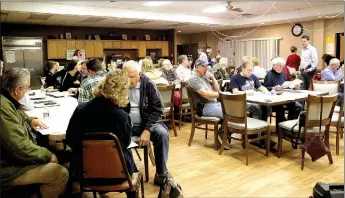  ?? LYNN KUTTER ENTERPRISE-LEADER ?? The Farmington Senior Center building was filled last week with members of the Valley View Estates Property Owners Associatio­n. The associatio­n held its annual meeting, which included an update on the status of the subdivisio­n’s sewer system.