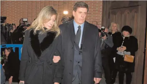  ?? DE SAN BERNARDO ?? Juan Carlos Quer y Diana López Pinel, padres de Diana, a su llegada al funeral en Pozuelo de Alarcón