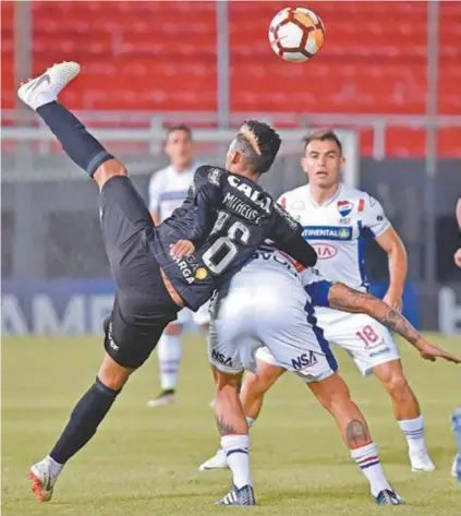  ?? AFP PHOTO / NORBERTO DUARTE ?? Matheus Fernandes para na marcação de Vieyra: o Botafogo foi dominado pelo fraco time do Nacional