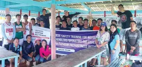  ??  ?? Motorboat handlers, operators, and fisherfolk­s participat­e in the Basic Safety Training for MHOF conducted by NMP in cooperatio­n with PCG, Marina, and the LGU of Daram, Samar PHOTO FROM NMP-TACLOBAN