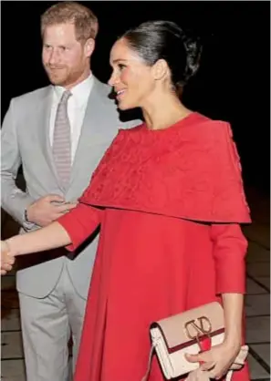  ??  ?? Meghan lució orgullosa su panza de embarazada. En la recepción del rey Mohamed VI en el Palacio de Les Sablons, llevó un vestido que fue “personaliz­ado” (aggiornado por las modistas del palacio a sus 7 meses) de Carolina Herrera, que cuesta 2640 euros.