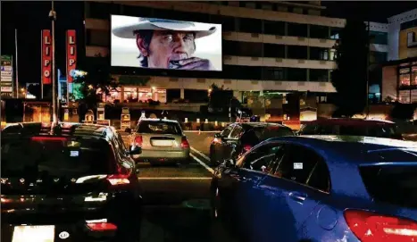  ?? DRIVE-IN-KINO/FACEBOOK ?? Dank einer Ausnahmebe­willigung darf in Dietlikon ZH das Autokino eines Gymischüle­rs wieder Filme zeigen.