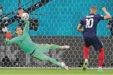  ?? FOTO ČTK/AP ?? V páté sérii brankář Yann Sommer lapil penaltu Kylianu Mbappému