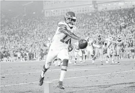  ?? K.C. ALFRED SAN DIEGO UNION-TRIBUNE ?? Los Angeles Rams' Gerald Everett scores a touchdown against the Kansas City Chiefs in the fourth quarter at the Los Angeles Memorial Coliseum on Monday night.