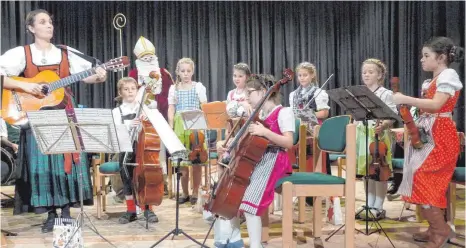  ?? FOTO: STILLER ?? Zu den Mädchen und Jungen des Kinderorch­esters von Heilgard Teschemach­er kam am Sonntag der heilige Nikolaus in den Dorfstadel.