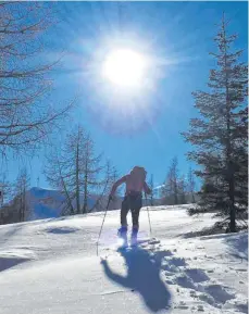  ??  ?? Die Sonne lässt die Landschaft glitzern bei der Schneeschu­hwanderung auf den Goldeck-Gipfel.