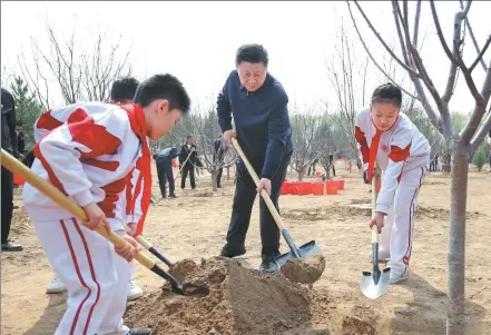  ?? JU PENG / XINHUA ?? President Xi Jinping, who is also general secretary of the Communist Party of China Central Committee and chairman of the Central Military Commission, joins schoolchil­dren in a tree planting activity on Wednesday in Beijing’s Tongzhou district. Other leaders also participat­ed in the voluntary activity.