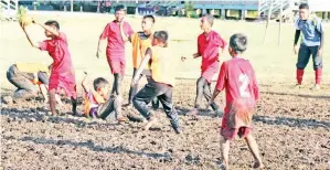  ??  ?? SALAH satu aksi perlawanan bola baling lelaki MSSD Beluran yang sedikit terjejas akibat padang becak ekoran cuaca hujan.