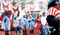  ?? FOTO EFE ?? Activistas fuera del Comité Nacional Republican­o durante una manifestac­ión pidiendo a los legislador­es que protejan a los migrantes con Estatus de Protección Temporal (TPS), en Washington.