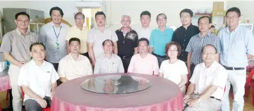  ??  ?? Chia (seated third left) with the Tawau Chinese Chamber of Commerce committee members.