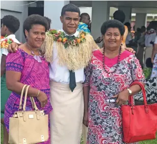  ?? Photo: Inoke Rabonu ?? Ratu Sukuna Memorial School head boy Dario Bari (middle) with mum Lavenia Bari (right) and sister Salaseini Kubunavanu­a (left) after the prefects induction on February 7, 2020.