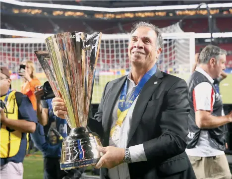  ?? /GETTY IMAGES ?? El entrenador de Estados Unidos, Bruce Arena, disfruta el título conseguido el miércoles al vencer 2-1 a Jamaica.