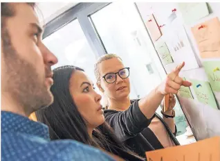  ?? FOTO: DPA-TMN ?? In vielen Bundesländ­ern bekommen Arbeitnehm­er freie Tage für Weiterbild­ungen. Welches Seminar sie für den Bildungsur­laub wählen, ist ihnen in der Regel selbst überlassen.