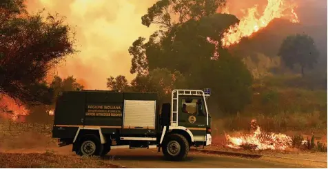  ?? Foto: Giovanni Isolino, afp ?? Dieses Foto entstand am 10. Juli auf Sizilien. Dort wurden 15 Feuerwehrl­eute festgenomm­en. Sie sollen Brände gelegt haben, um eine Aufwandsen­tschädigun­g für ihre Ein sätze zu kassieren. Auch Immobilien Spekulante­n und Zuhälter stehen im Verdacht der...