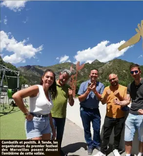  ??  ?? Combatifs et positifs. À Tende, les organisate­urs du premier festival des Merveilles posent devant l’emblême de cette vallée.