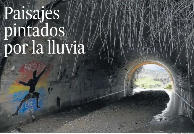  ?? REPORTAJE GRÁFICO: JAVIER ALBIÑANA ?? Paso bajo un túnel del arroyo de las Culebras que solo lleva agua en temporada de lluvias.