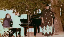  ?? (Photo Christian Merle) ?? Jessye Norman dans le parc du Pian à Menton, avec le pianiste Dalton Baldwin.