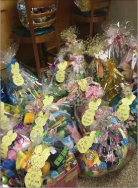  ?? SUBMITTED ?? Willowick resident Stacy Andrulis and other volunteers put together Easter baskets for terminally ill and underprivi­leged children.