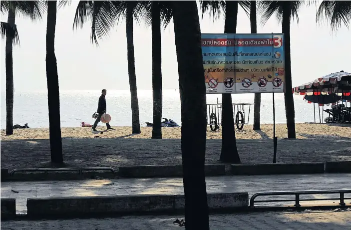  ??  ?? SEA THROUGH TREES: Deck chair vendors on Bang Saen beach have been reorganise­d to allow unobscured views of the scenery and make it easier for municipal officials to collect rubbish.