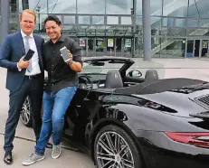  ?? FOTO: EPPINGER ?? Arena-Chef Stefan Löcher (l.) mit Karim Maataoui vor der Arena.