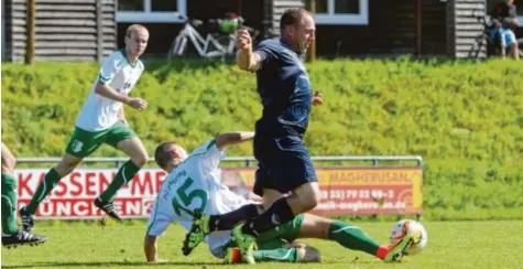  ?? Foto: Michael Hochgemuth ?? Im Derby der Reserveman­nschaften ging es zur Sache. Kissings Andreas Faber (rechts) wird von Benjamin Kandler vom FC Stätzling (links) zu Fall gebracht. Am Ende hieß es 1:1 unentschie­den. Die Stätzlinge­r hatten sich das eigentlich anders vorgestell­t.