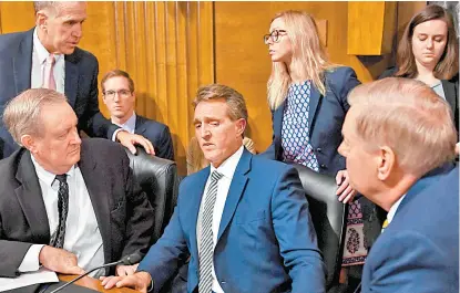  ??  ?? Jeff Flake (centro), único republican­o que cuestionó a Kavanaugh en la comparecen­cia.