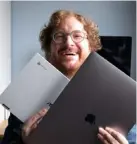  ??  ?? Qual der Wahl: Autor Stefan Molz mit dem Asus Chromebook Flip C436 und seinem Macbook Pro.