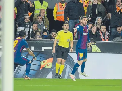  ?? FOTO: MANEL MONTILLLA ?? Leo Messi señaló la portería mirando a Iglesias Villanueva mientras Suárez le reclamó al juez de línea que el balón entró