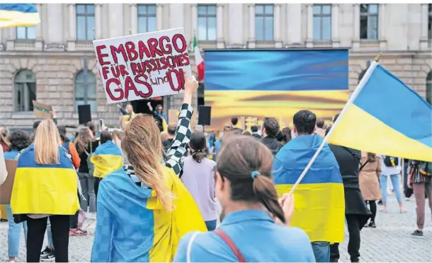  ?? FOTO: O. SCHUELKE/IMAGO ?? Menschen demonstrie­rten am Wochenende in Berlin gegen den Krieg und forderten unter anderem ein Stopp von russischem Gas und Öl.