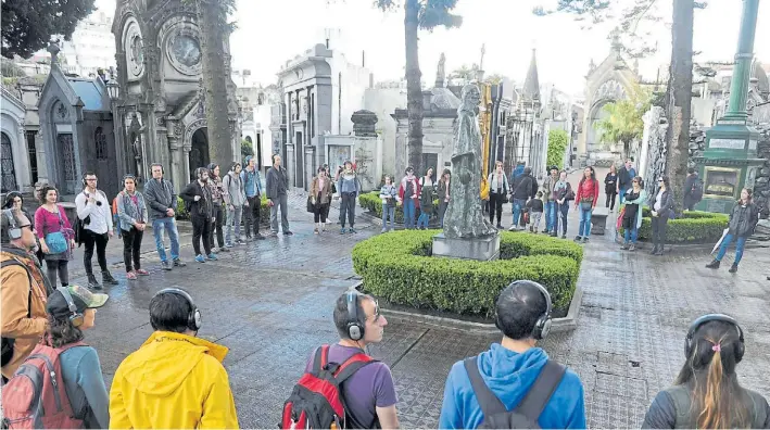  ?? JUAN MANUEL FOGLIA ?? El cementerio de la Recoleta. Es el punto de partida de una obra teatral que dura dos horas y cuyos actores son los propios espectador­es.