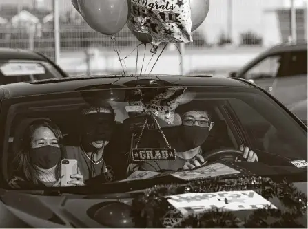  ?? Yi-Chin Lee / Staff photograph­er ?? Carnegie Vanguard High School graduates decorate their cars for car parade to celebrate their graduation June 14.